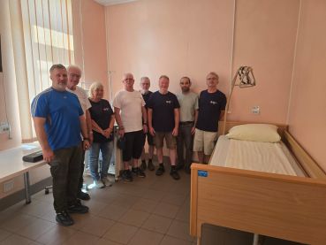 Foto: Helfer beim Bettenaufbau