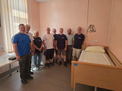 Foto: Helfer beim Bettenaufbau